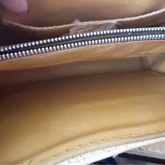 Avelar Hand Tooled Cream Leather Bag - Picture 11 of 11